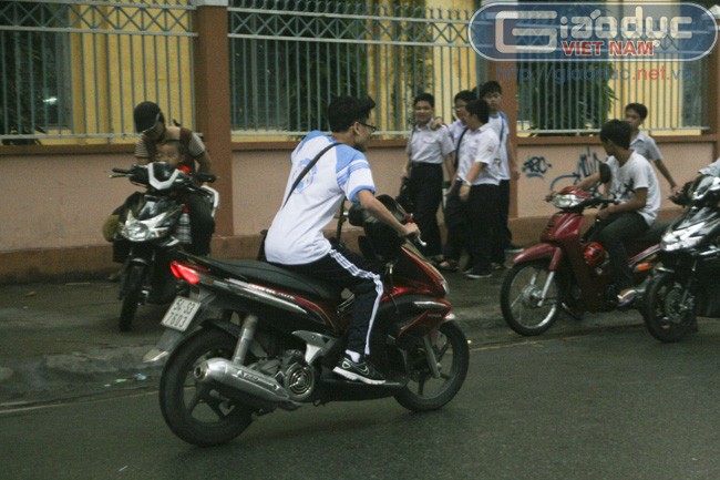 Rất dễ bắt gặp học sinh trường THPT Nguyễn Thị Diệu vi phạm luật giao thông. >> ĐẦU NĂM HỌC MỚI, HỌC SINH THỦ ĐÔ ĐÙA VỚI TỬ THẦN